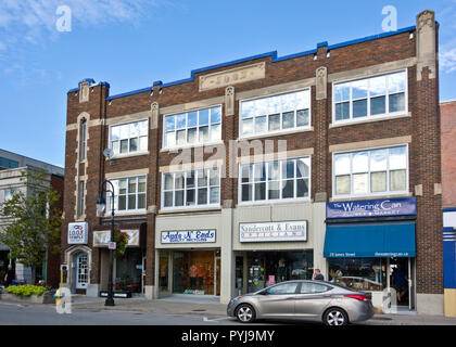 Catharines, Ontario, Canada - negozi e aziende in un vecchio edificio di James Street downtown. Foto Stock