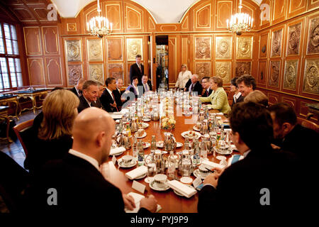 Il presidente Barack Obama assiste un ampliato un incontro bilaterale con il Cancelliere tedesco Angela Merkel a Dresda Castello, Giugno 5, 2009. Foto Stock