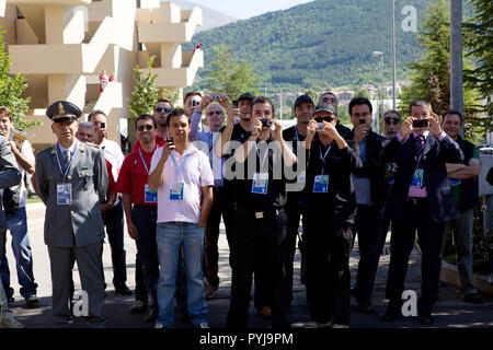 Gli astanti osservare il Presidente Barack Obama come egli cammina intorno al vertice del G8 nel sito di L'Aquila, Italia, Luglio 9, 2009. Foto Stock