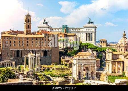 Foro Romano, vista sul Tabularium, il tempio di Castore e Polluce, l'Arco di Settimio Severo, il Tempio di Saturno, il Tempio di Vespasiano e Tito e Basilica Aemilia Foto Stock