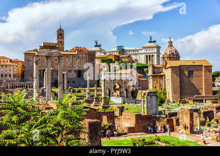 Roma Forum rovine, vista su: la casa delle Vestali, il Tempio di Vesta, il tempio di Castore e Polluce, Foto Stock