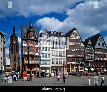 Germania. Francoforte. Il vecchio quartiere di piazza con vista della cattedrale di Romer. Foto Stock