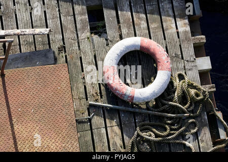 Sicurezza dell'acqua boa rosso bianco antenna ad anello vista dall'alto sulla zattera in legno Foto Stock