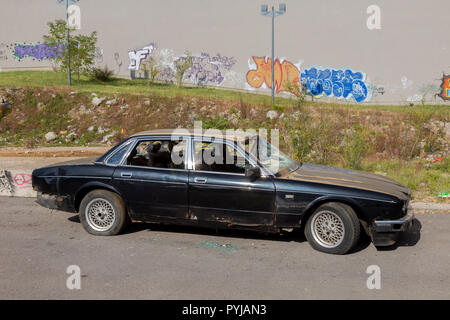 Abbandonare la strada Rusty Daimler sei/Jaguar XJR con parabrezza rotto Foto Stock