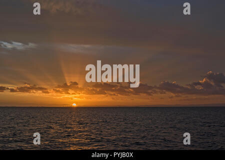 Bel Tramonto cielo notturno con molto distanti vista di Brisbane come visto da di Moreton Island, Queensland, Australia. Foto Stock
