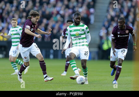 Cuore di Midlothian Pietro Haring e Arnaud Djoum battaglia per la palla con il celtico Odsonne Edouard (centro) durante la Betfred Cup semi finale corrispondono a BT Murrayfield Stadium, Edimburgo. Foto Stock