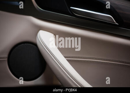 Immagine ravvicinata di un auto di apriporta e altoparlante. Foto Stock