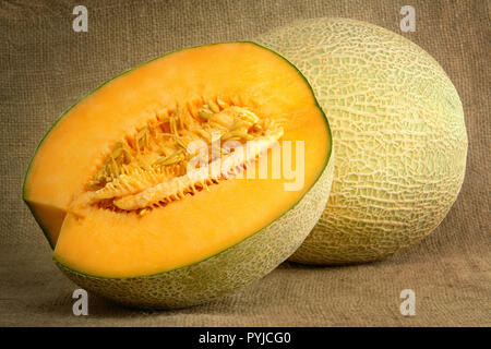 Melone e metà su un letto di sacco Foto Stock