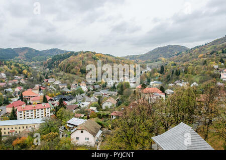 Paesaggio urbano dalle montagne slovacche - autunno cityscape - Europa, Carpazi Foto Stock