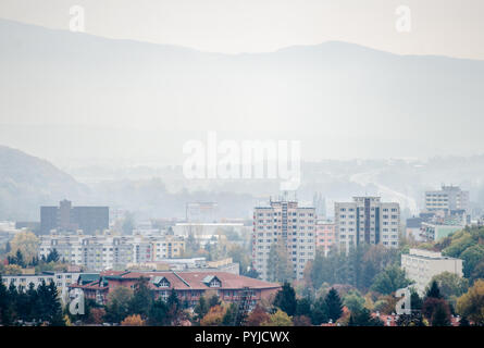 Paesaggio urbano dalle montagne slovacche - autunno cityscape - Europa, Carpazi Foto Stock