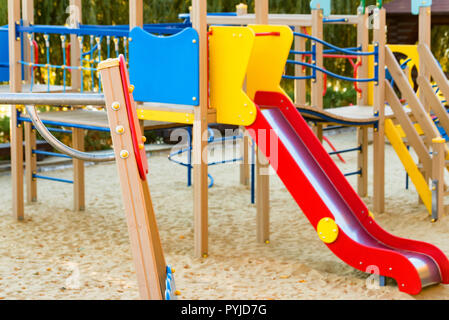 Cortile interno con patio e parco giochi per bambini Foto stock - Alamy