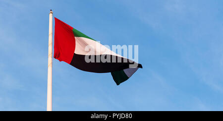 Bandiera degli Emirati Arabi Uniti avvolgimento nel vento contro il cielo blu Foto Stock
