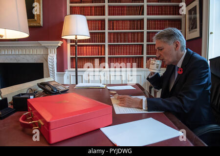 Il cancelliere dello scacchiere Philip Hammond, ha una tazza di tè mentre prepara il suo discorso nel suo ufficio a Downing Street, Londra, davanti al suo bilancio 2018 annuncio il lunedì. Foto Stock