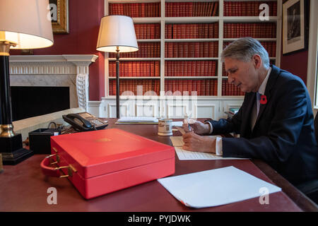 Il cancelliere dello scacchiere Philip Hammond, prepara il suo discorso nel suo ufficio a Downing Street, Londra, davanti al suo bilancio 2018 annuncio il lunedì. Foto Stock