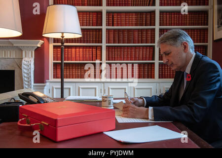 Il cancelliere dello scacchiere Philip Hammond, prepara il suo discorso nel suo ufficio a Downing Street, Londra, davanti al suo bilancio 2018 annuncio il lunedì. Foto Stock