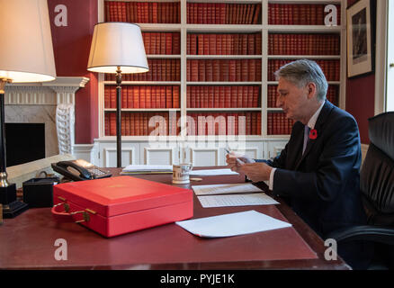 Il cancelliere dello scacchiere Philip Hammond, prepara il suo discorso nel suo ufficio a Downing Street, Londra, davanti al suo bilancio 2018 annuncio il lunedì. Foto Stock