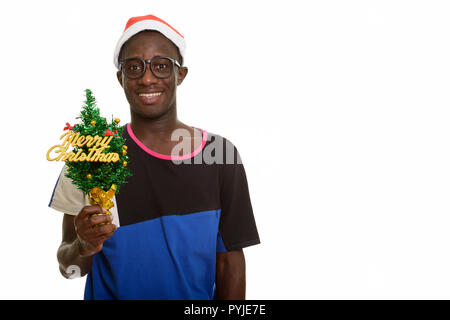 I giovani africani felice uomo sorridente tenendo Merry Christmas tr Foto Stock