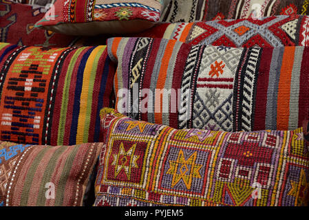 Cuscini colorati per la vendita all'interno dell'Arasta Bazaar, una sistemazione di bazaar, Istanbul, Turchia, l'Europa. Foto Stock