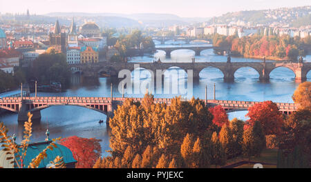 Praga centrale e sei ponti sul fiume Moldava a Praga Repubblica Ceca, in una nebbiosa mattina in autunno Foto Stock