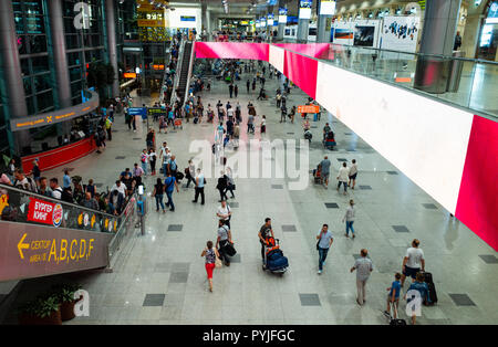 29 luglio 2018 Regione di Mosca, Russia. I passeggeri in aeroporto di Domodedovo a Mosca. Foto Stock