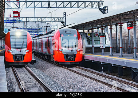 Mosca, Russia - 27 Ottobre 2018: Treni stand su Shelepicha stazione ferroviaria. Mosca central railway circle - MCC. Foto Stock