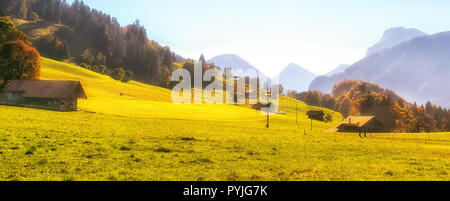 Alpine del paesaggio di montagna con prati e vette picchi di montagna in una bella giornata di sole. Foto Stock