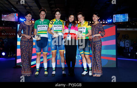 La Georgia Baker (vincitore), a fianco di Ashlee Ankudinoff (2° posto) e Kristina Clonan (terzo posto) tutti da Australia celebrare durante il giorno sei di sei giorni di serie a Lee Valley Velopark, Londra. Foto Stock