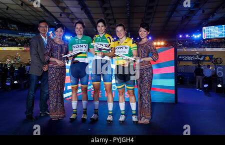 La Georgia Baker (vincitore), a fianco di Ashlee Ankudinoff (2° posto) e Kristina Clonan (terzo posto) tutti da Australia celebrare durante il giorno sei di sei giorni di serie a Lee Valley Velopark, Londra. Stampa foto di associazione. Picture Data: domenica 28 ottobre, 2018. Foto di credito dovrebbe leggere: John Walton/filo PA. Restrizioni: solo uso editoriale, nessun uso commerciale senza previa autorizzazione Foto Stock