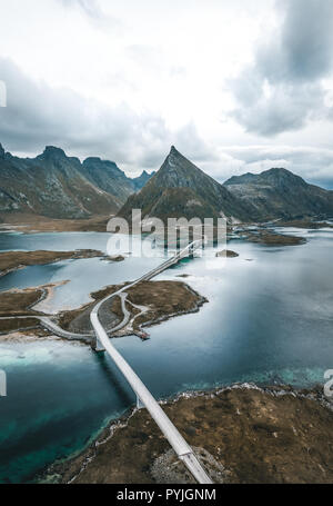 La splendida Fredvang ponti nelle Isole Lofoten in Norvegia. Essi collegano il villaggio di pescatori di Fredvang su Moskenes ya isola con la vicina isla Foto Stock