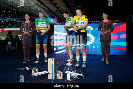 La Georgia Baker (vincitore), a fianco di Ashlee Ankudinoff (2° posto) e Kristina Clonan (terzo posto) tutti da Australia celebrare durante il giorno sei di sei giorni di serie a Lee Valley Velopark, Londra. Foto Stock