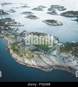 Campo di calcio allo stadio di Henningsvaer dal di sopra. Henningsvaer è un villaggio di pescatori nei pressi di Reine e Hamboy situato su alcune piccole isole del Lof Foto Stock