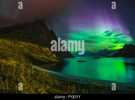 Aurora sulla spiaggia sabbiosa haukland, Kvalvika e Skagsanden con pietre in Norvegia, Isole Lofoten. Luci del nord in isole Lofoten in Norvegia. Stellato. s Foto Stock