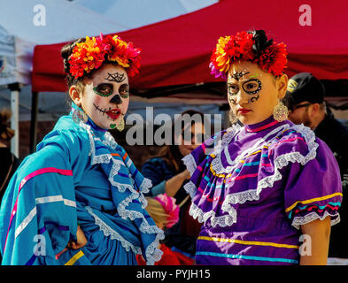 Emporia, Kansas, Stati Uniti d'America, 27 ottobre 2018 donne abbigliate in tradizionale la Calavera Catrina costumi di danza il Larabe Tapatio durante il giorno dei morti (Dia de los Muertos) evento tenutosi nel centro cittadino di Emporia oggi. Foto Stock