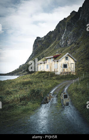 Perso e luoghi abbandonati casa sulle Isole Lofoten in Norvegia Reine Hamnoy Norvegia. Foto scattata in Norvegia. Foto Stock