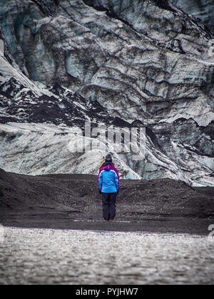 Lonely turist ragazza nei pressi di un ghiacciaio Foto Stock