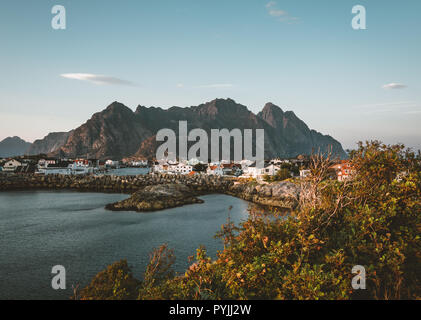 Alba e tramonto a Henningsvaer, villaggio di pescatori situato su numerose piccole isole dell'arcipelago delle Lofoten, Norvegia su un cielo blu con nuvole. P Foto Stock