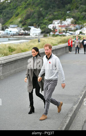 Il Duca e la Duchessa di Sussex, precedendo di incontro con i giovani nella salute mentale settore presso la caffetteria di Wellington, Wellington, Nuova Zelanda. Stampa foto di associazione. Stampa foto di associazione. Picture Data: domenica 28 ottobre, 2018. Vedere PA storia ROYAL Tour. Foto di credito dovrebbe leggere: Dominic Lipinski/PA FILO Foto Stock