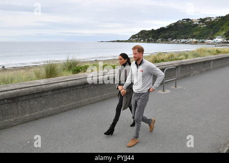 Il Duca e la Duchessa di Sussex, precedendo di incontro con i giovani nella salute mentale settore, al Wellington Cafe, Wellington, Nuova Zelanda. Stampa foto di associazione. Stampa foto di associazione. Picture Data: domenica 28 ottobre, 2018. Vedere PA storia ROYAL Tour. Foto di credito dovrebbe leggere: Dominic Lipinski/PA FILO Foto Stock