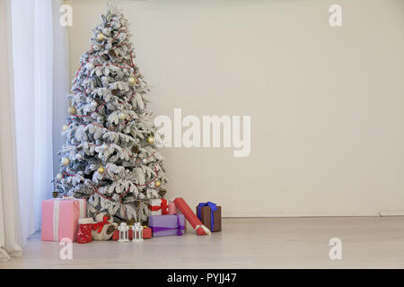 White Christmas tree in konaté con calza-insaccatrici Foto Stock