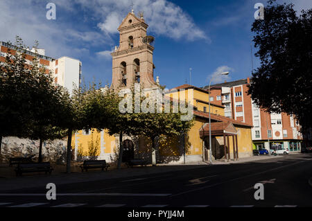 León Iglesia de Santa Ana entrada del Camino de Santiago en la ciudad, Santa Ana la chiesa di St James ingresso nella città di Leon Foto Stock