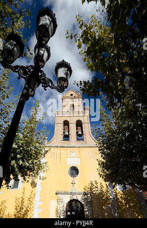 León Iglesia de Santa Ana entrada del Camino de Santiago en la ciudad, Santa Ana la chiesa di St James ingresso nella città di Leon Foto Stock