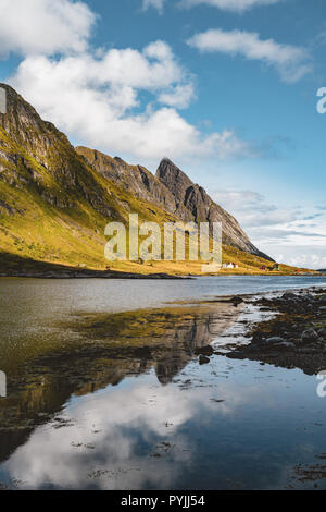 Escursionismo impressioni a Bunes spiaggia di sabbia con vista Bunes Fjorden a Isole Lofoten in Norvegia su un cielo blu con nuvole giornata di sole. Foto scattata in né Foto Stock