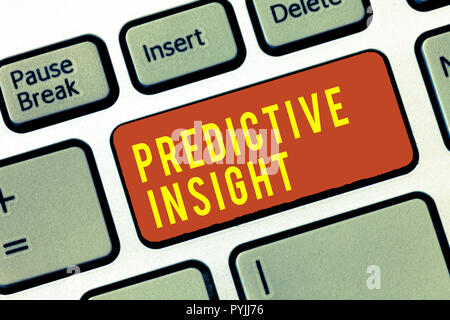 Testo della scrittura Predictive Insight. Concetto significato proattiva dei guasti del sistema di gestione di un rilevamento precoce. Foto Stock