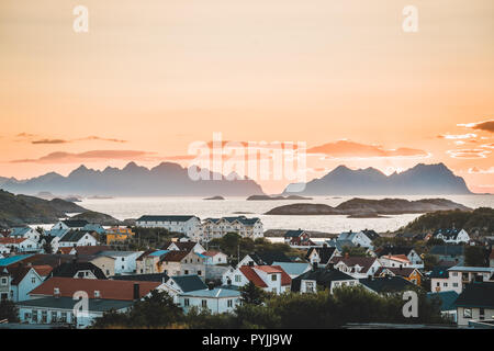 Alba e tramonto a Henningsvaer, villaggio di pescatori situato su numerose piccole isole dell'arcipelago delle Lofoten, Norvegia su un cielo blu con nuvole. P Foto Stock