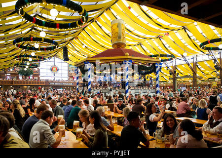 Monaco di Baviera, Germania - Settembre, 2018: folla di persone in tenda Paulaner nella città di Monaco di Baviera, Germania Foto Stock