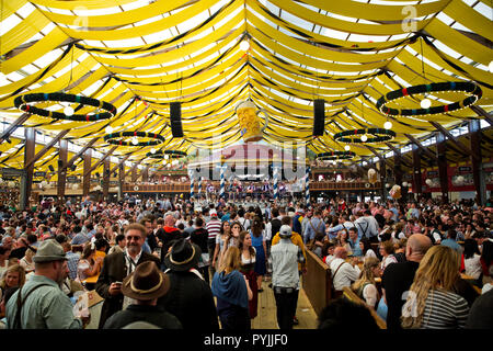 Monaco di Baviera, Germania - Settembre, 2018: folla di persone in tenda Paulaner nella città di Monaco di Baviera, Germania Foto Stock