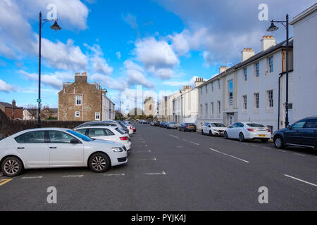 Ayr Scozia, Regno Unito - 26 Ottobre 2018: Guardando lungo Cassillis Street verso la Torre di San Giovanni alla fine della strada nella storica città di Ayr ho Foto Stock