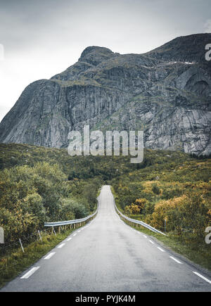 Strada panoramica per Nusfjord in Lofoten Island, Norvegia. Foto scattata in Norvegia. Foto Stock