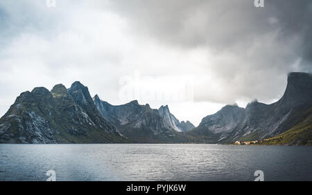 Il magico riflessioni sulle montagne in acqua chiara. Durante il viaggio estivo al norvegese a nord. Lofoten, Norvegia. Foto scattata in Norvegia. Foto Stock