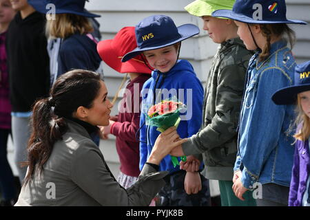 La Duchessa di Sussex parla ai bambini durante l incontro con i giovani nella salute mentale settore, al Wellington Cafe, Wellington, Nuova Zelanda. Stampa foto di associazione. Stampa foto di associazione. Picture Data: domenica 28 ottobre, 2018. Vedere PA storia ROYAL Tour. Foto di credito dovrebbe leggere: Dominic Lipinski/PA FILO Foto Stock